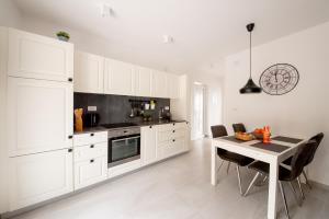Кухня или мини-кухня в Casa ol'Bol - Modern New Apartment with Seaview and Terrace!

