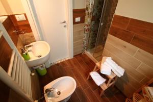een badkamer met een wastafel, een toilet en een douche bij L’ Alba Sulla Murgia in Matera