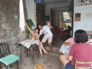 a man and a woman sitting at a table at Residencial Santa Teresa in Rio de Janeiro