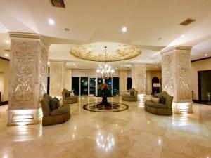 una grande hall con divani e lampadario a braccio di Landmark by Villas Segovia a Cozumel