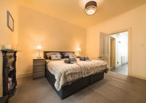 um quarto com uma cama e uma lareira em STAG City Centre apartment em Inverness