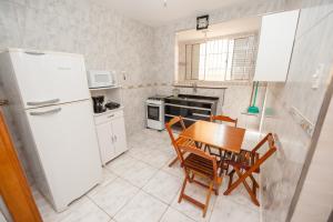Virtuvė arba virtuvėlė apgyvendinimo įstaigoje Apartamento pertinho do mar