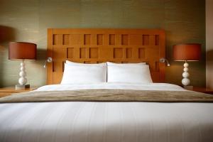 Postel nebo postele na pokoji v ubytování Lotte Hotel Busan