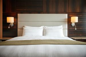 Postel nebo postele na pokoji v ubytování Lotte Hotel Busan