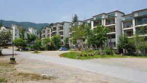 an empty road in front of an apartment building at Eastern Park Pyeongchang in Pyeongchang 