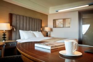 Postel nebo postele na pokoji v ubytování Lotte Hotel Busan