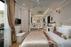 Giường trong phòng chung tại Royal Holiday Hanoi Hotel