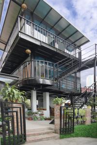下龙湾Almor Hostel With Pool in right center的一座建筑的上方有楼梯
