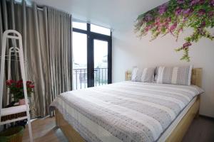 Almor Hostel With Pool in right center客房内的一张或多张床位
