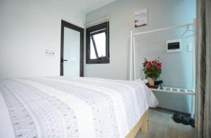 Almor Hostel With Pool in right center客房内的一张或多张床位