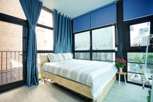 Almor Hostel With Pool in right center客房内的一张或多张床位