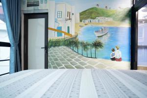 Almor Hostel With Pool in right center客房内的一张或多张床位