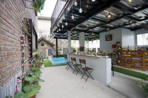 Foto da galeria de Almor Hostel With Pool in right center em Ha Long