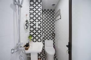 Almor Hostel With Pool in right center的一间浴室