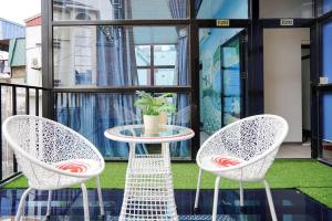 Almor Hostel With Pool in right center的休息区