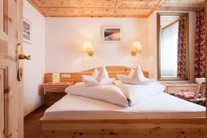 Postel nebo postele na pokoji v ubytování Hotel Enzian