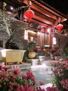 丽江且亭酒店外面的花园