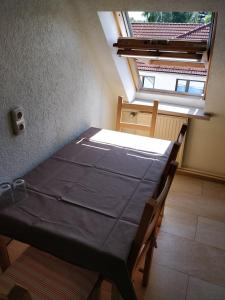 a room with a bed in a room with a window at Hotel Zum goldenen Stern in Leibsch