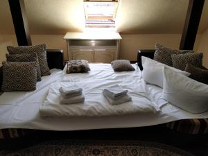 a large white bed with two towels on it at Hotel Zum goldenen Stern in Leibsch