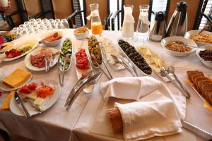 uma mesa longa com pratos de comida em Petit Hotel Elita em Shkodër