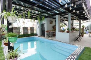 Almor Hostel With Pool in right center内部或周边的泳池