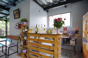 下龙湾Almor Hostel With Pool in right center的一间设有柜台的房间,备有葡萄酒