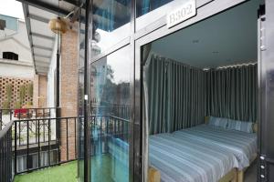 Almor Hostel With Pool in right center客房内的一张或多张床位