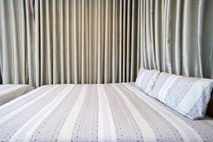 Almor Hostel With Pool in right center客房内的一张或多张床位