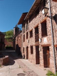 LlagunesにあるRefugi Rural Vall de Siarbの通り灯が並ぶ古いレンガ造りの建物