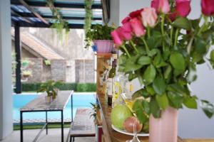 Almor Hostel With Pool in right center内部或周边的泳池