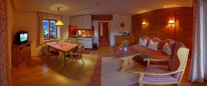 克倫的住宿－Gästehaus Alpina，客厅配有沙发和桌子