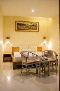 una sala de estar con un sofá y una mesa en Putri Homestay, en Sanur