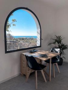 una scrivania con un grande specchio, un tavolo e sedie di I Dammusini di Pantelleria a Pantelleria