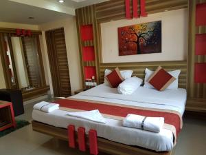 سرير أو أسرّة في غرفة في Hotel Royal Bengal
