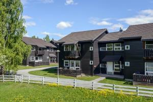 una fila de casas en un barrio residencial en Hafjell Alpinlandsby Pluss, en Hafjell