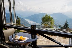 A general mountain view or a mountain view taken from the homestay