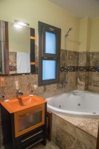 een badkamer met een bad en een wastafel bij Apartamentos Luxury Puente de Triana in Sevilla
