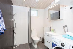 Ένα μπάνιο στο Tuures Apartment host by B&B Tuure +7 φωτογραφίες