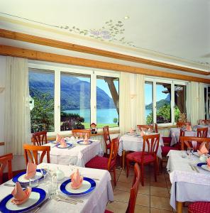 A restaurant or other place to eat at Hotel des Alpes