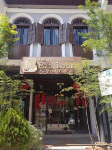 un edificio con un cartel en la parte delantera de una tienda en JQ Ban Loong Boutique Hotel, en Ipoh