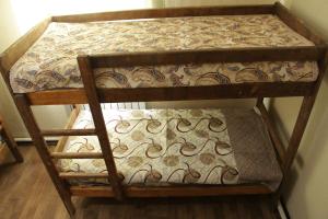 Letto o letti in una camera di Snow Leopard Hostel