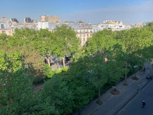 an overhead view of a city with trees and buildings at Thegreatflat in Paris