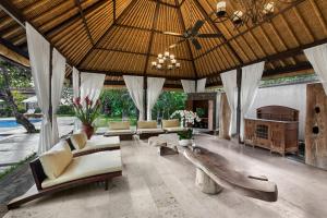 a living room with couches and a ceiling at Villa Pantai Karang in Sanur
