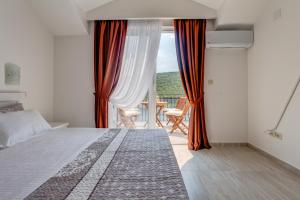una camera con letto e vista su un balcone di Villa SAN Apartments a Tivat