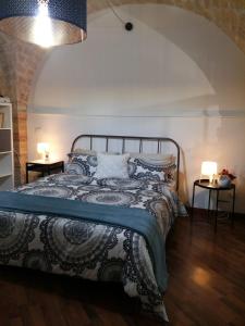 una camera con un letto e due tavoli con lampade di B&B Piccolo Loft del Borgo a Lanciano