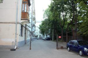 um carro azul estacionado ao lado de uma rua em Apartment on Oktyabrskiy prospect em Vladimir