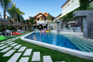 Бассейн в 18 Suite Villa Loft at Kuta или поблизости