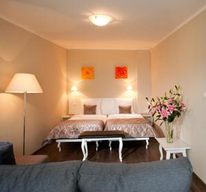 pokój hotelowy z 2 łóżkami i kanapą w obiekcie Leone Aparthotel w Krakowie
