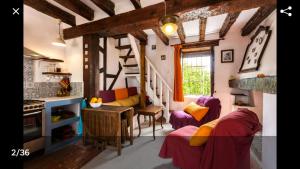 Una habitación con cocina y sala de estar. en La Bella Sombra, en Mareny Barraquetas