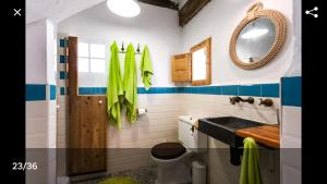 un baño con lavabo y espejo en La Bella Sombra, en Mareny Barraquetas
